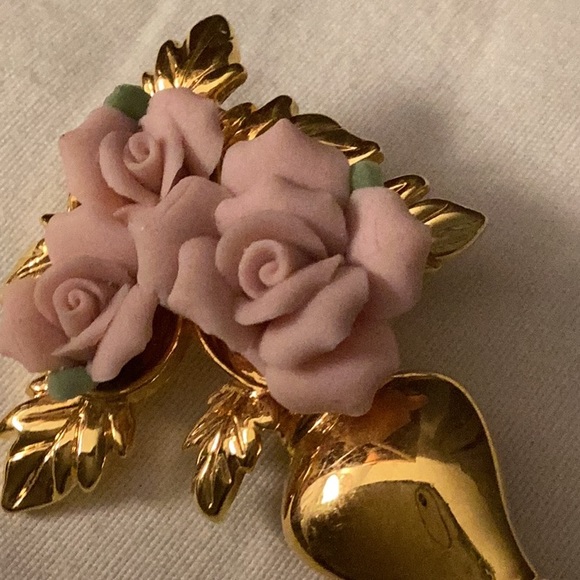Avon Rose Bouquet in Gold Tone Vase Pin. - Picture 2 of 3